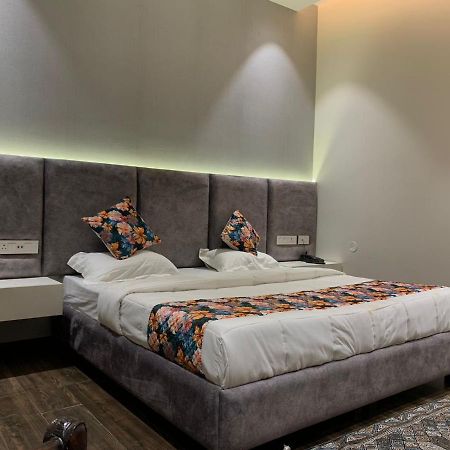 Hotel Alpine Plaza Shāhpur Екстериор снимка