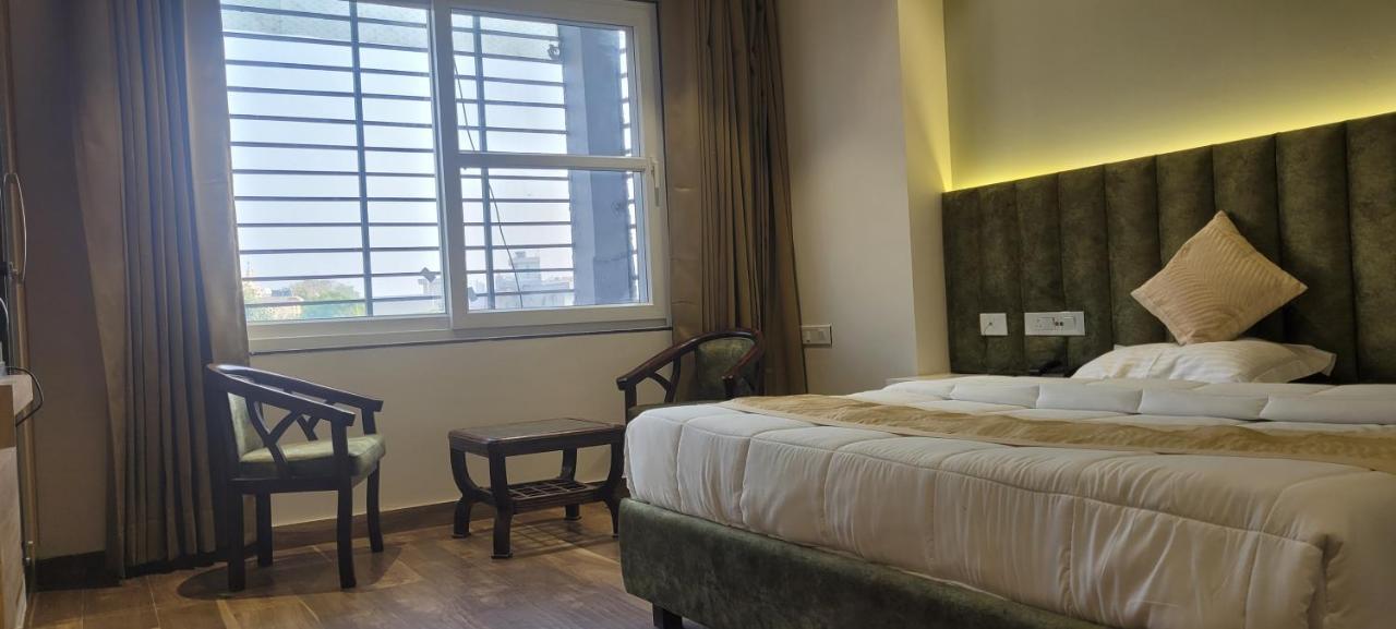 Hotel Alpine Plaza Shāhpur Екстериор снимка