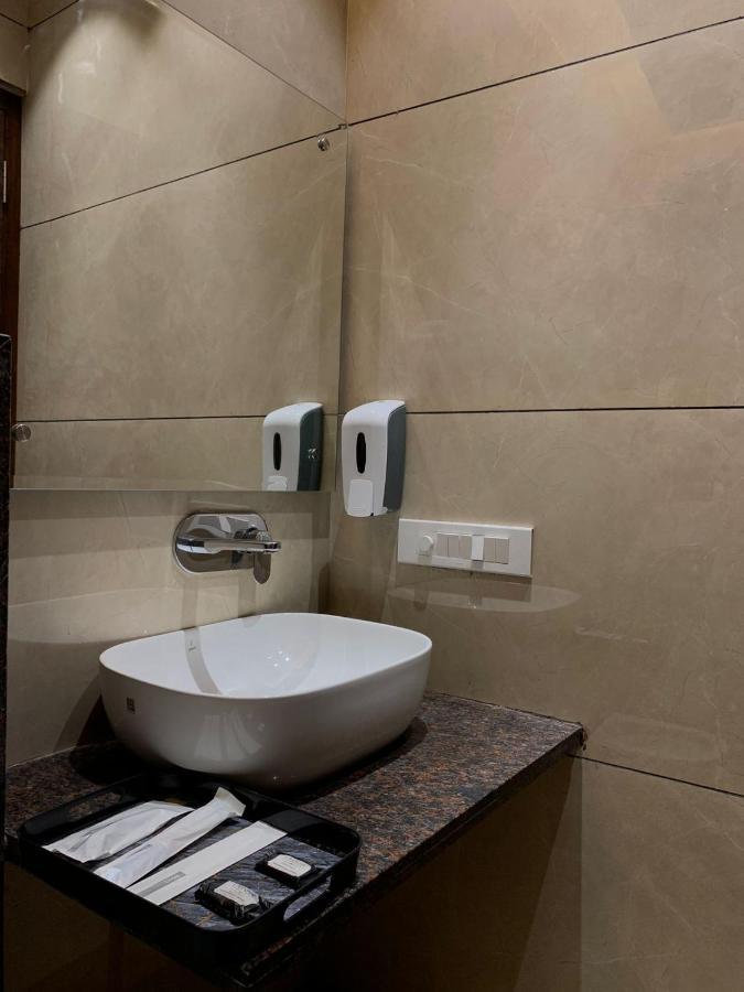 Hotel Alpine Plaza Shāhpur Екстериор снимка