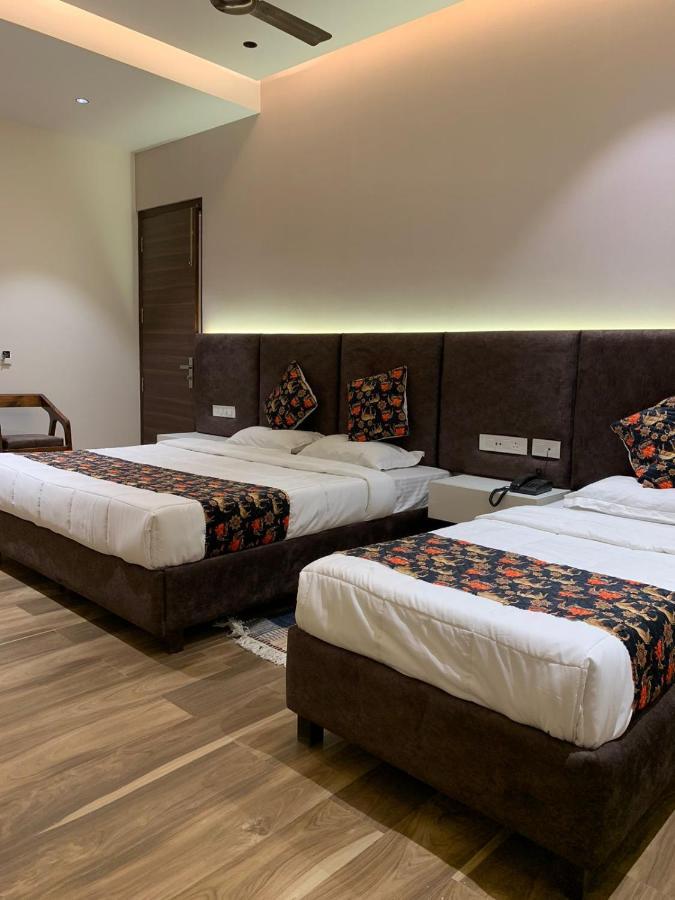 Hotel Alpine Plaza Shāhpur Екстериор снимка