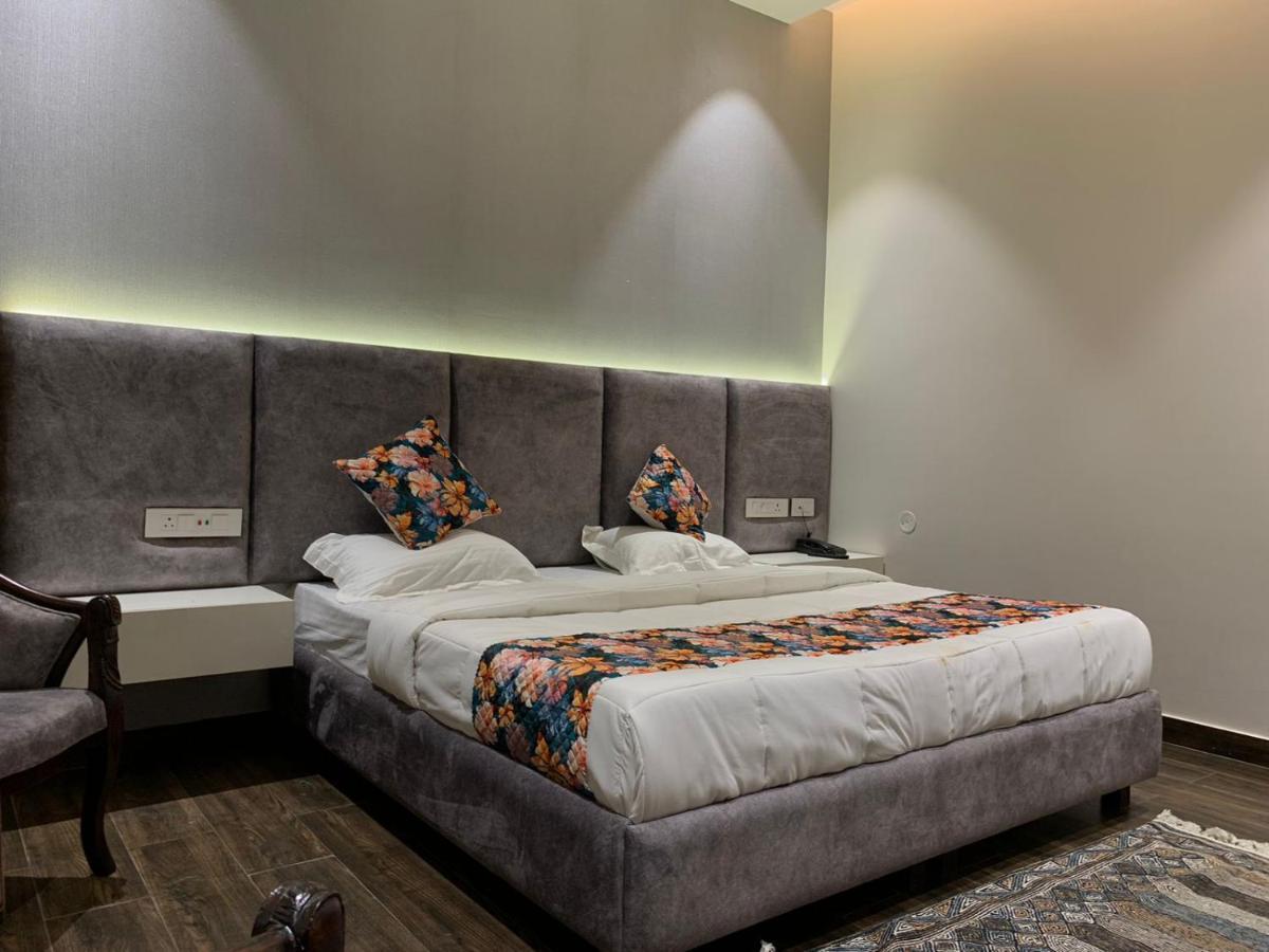 Hotel Alpine Plaza Shāhpur Екстериор снимка