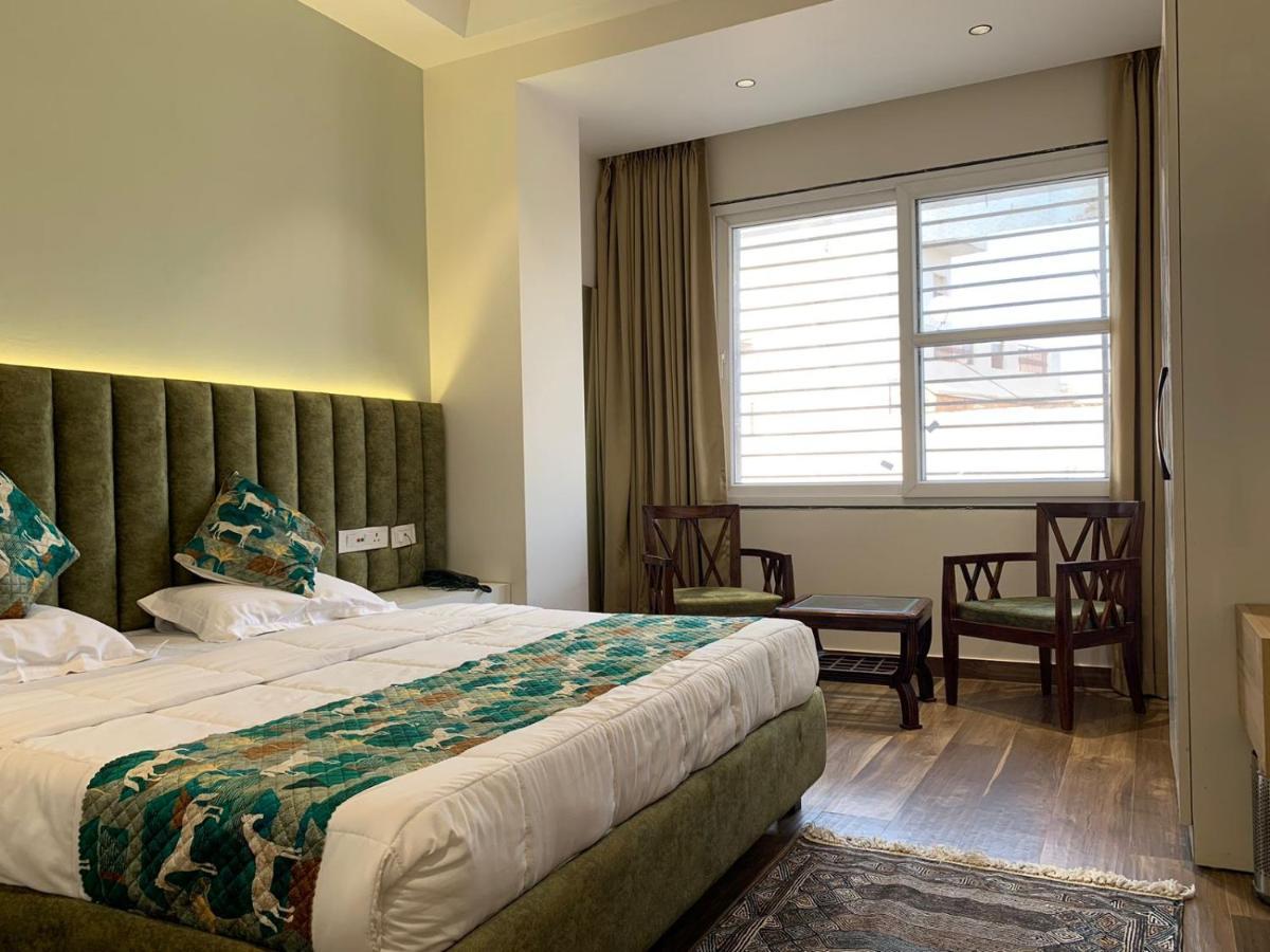 Hotel Alpine Plaza Shāhpur Екстериор снимка